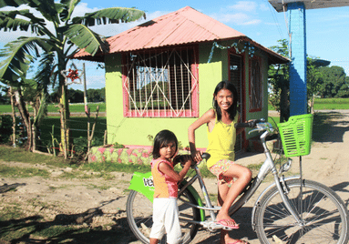Nos engagements ESG pour un modèle plus responsable Jeunes filles au Laos sur les vélos reconditionnés par l'association Cycles et Solidarité