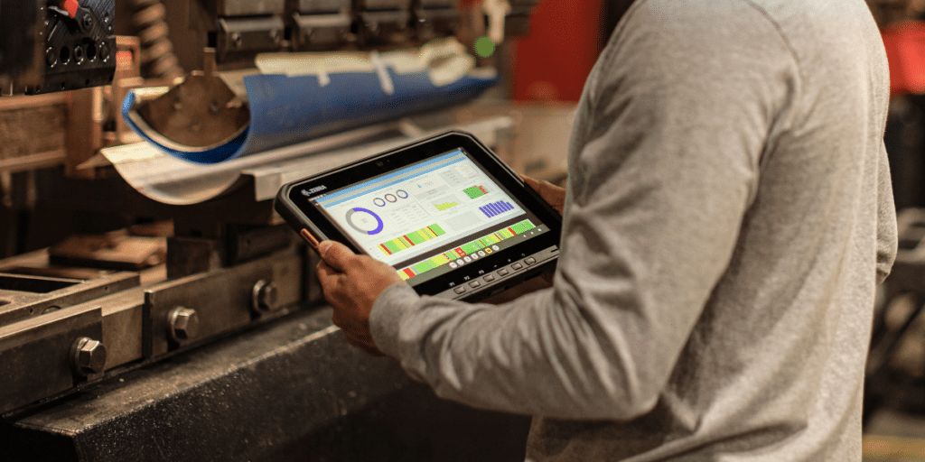 Homme qui se sert de la tablette ET60/65 au sein d'une usine de production