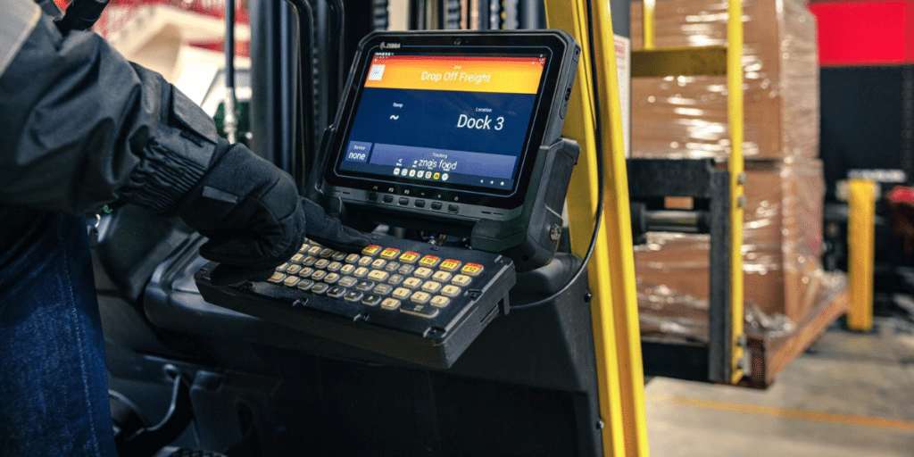 La tablette ET60/65 a été installée sur un chariot élévateur. 