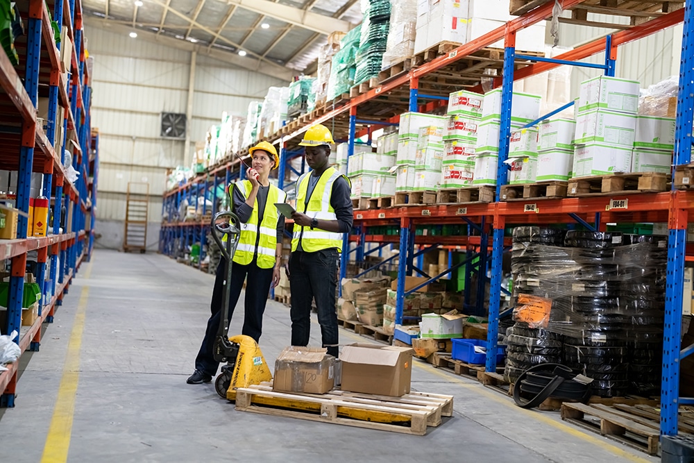 Entrepôt Chaîne d’approvisionnement industrielle et entreprises de logistique à l’intérieur. Employés d'entrepôt vérifiant l'inventaire. Produits sur les étagères de stockage des stocks.
Travailleur faisant l'inventaire dans l'entrepôt. 