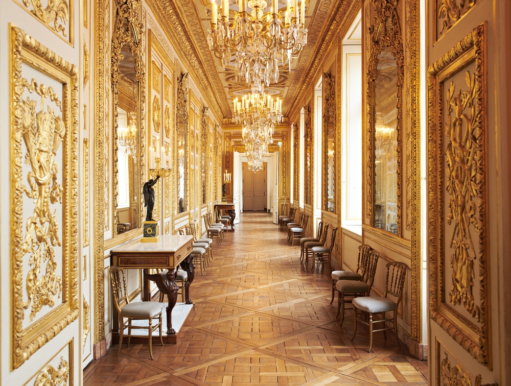 Nos engagements ESG pour un modèle plus responsable Intérieur couloir de l'Hôtel de la Marine